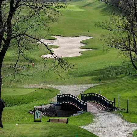 At Royal Krakow Golf 度假村 *